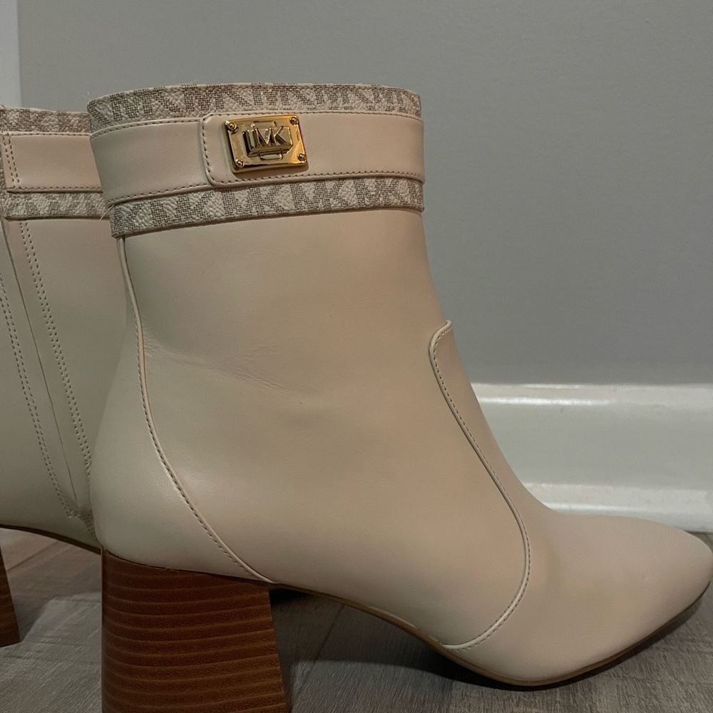 NWOB Michael Kors Cream Ankle Booties Size 9 - Picture 10 of 14